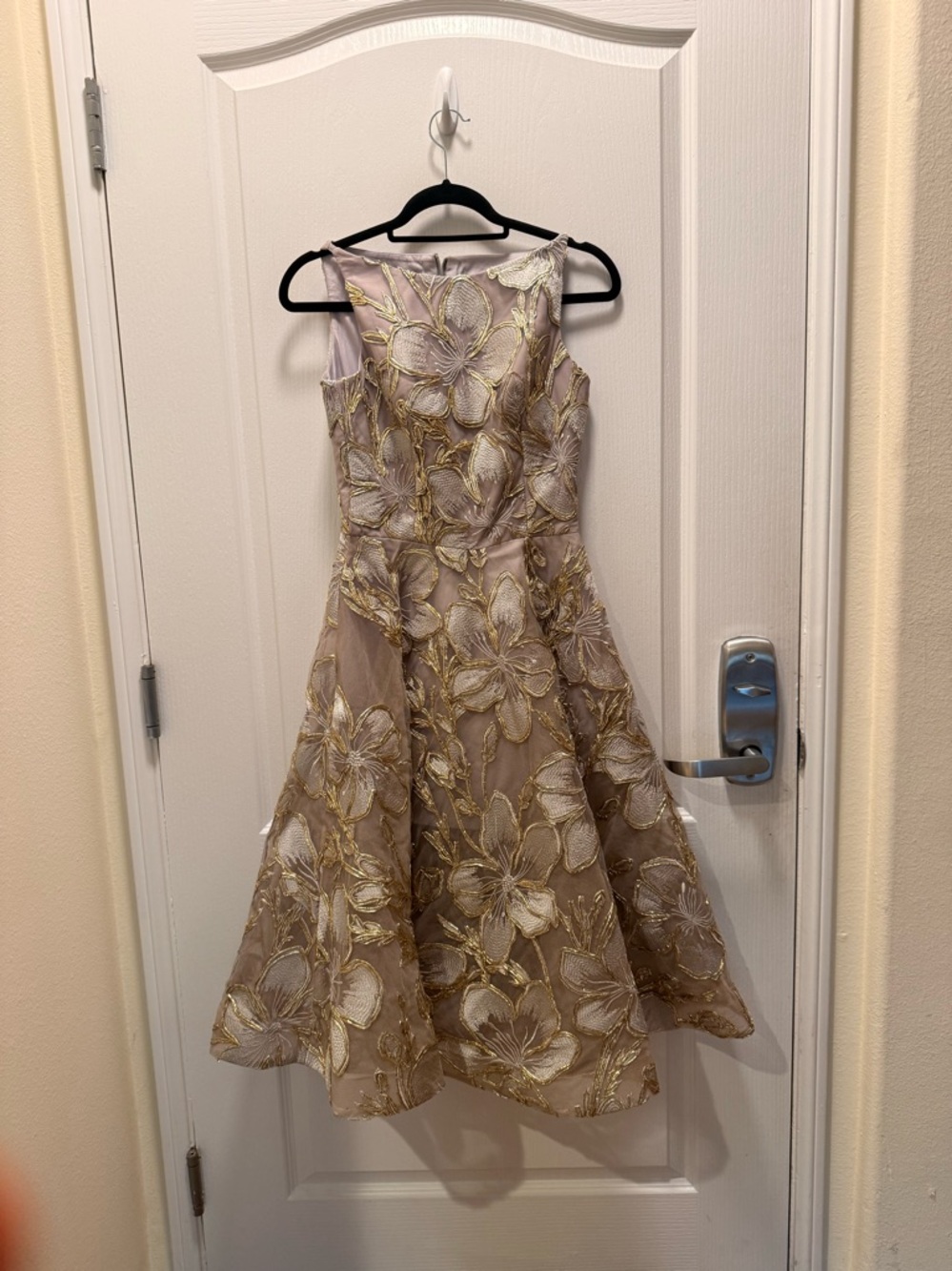 HELSI Lulu Floral Embroidered Midi Dress in Platinum/Gold Size XS NWOT - Picture 2 of 4